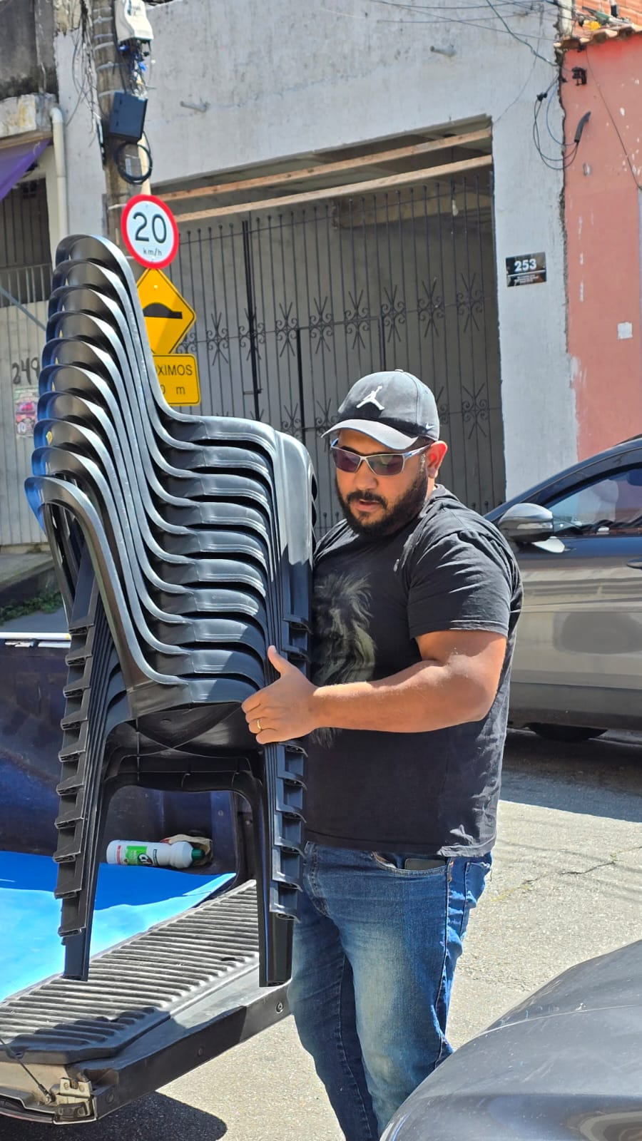 Equipe organizando e transportando os equipamentos