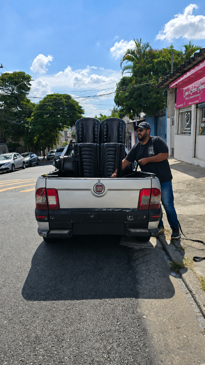 Cadeiras higienizadas e organizadas