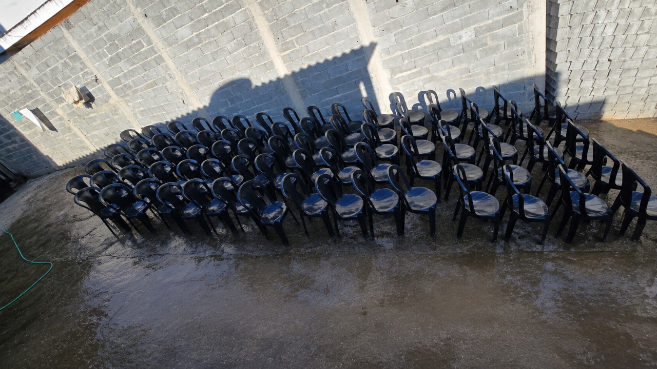 Mesas limpas e prontas para o evento